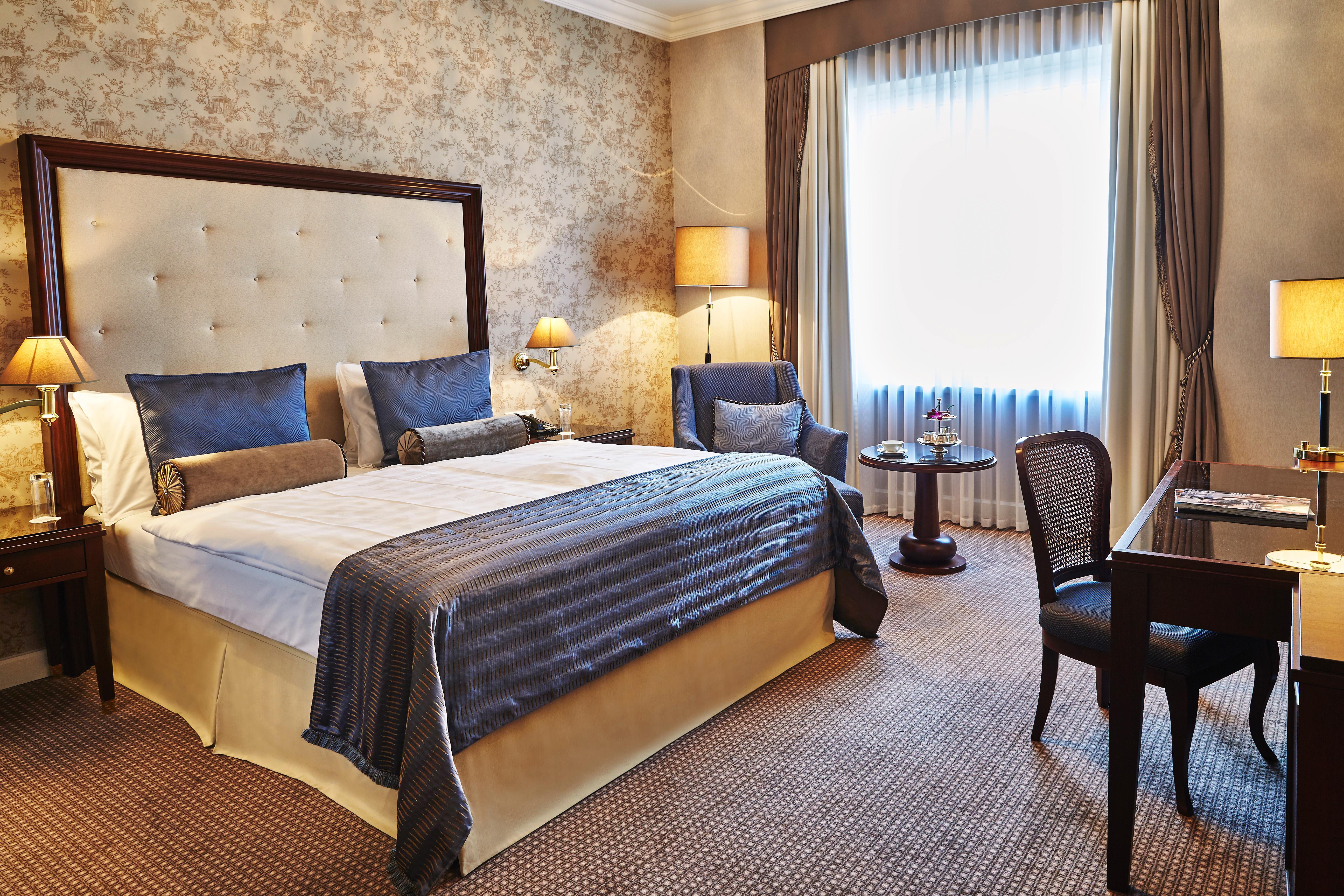 Steigenberger Icon Frankfurter Hof Hotel Frankfurt am Main Exterior foto A room at the hotel