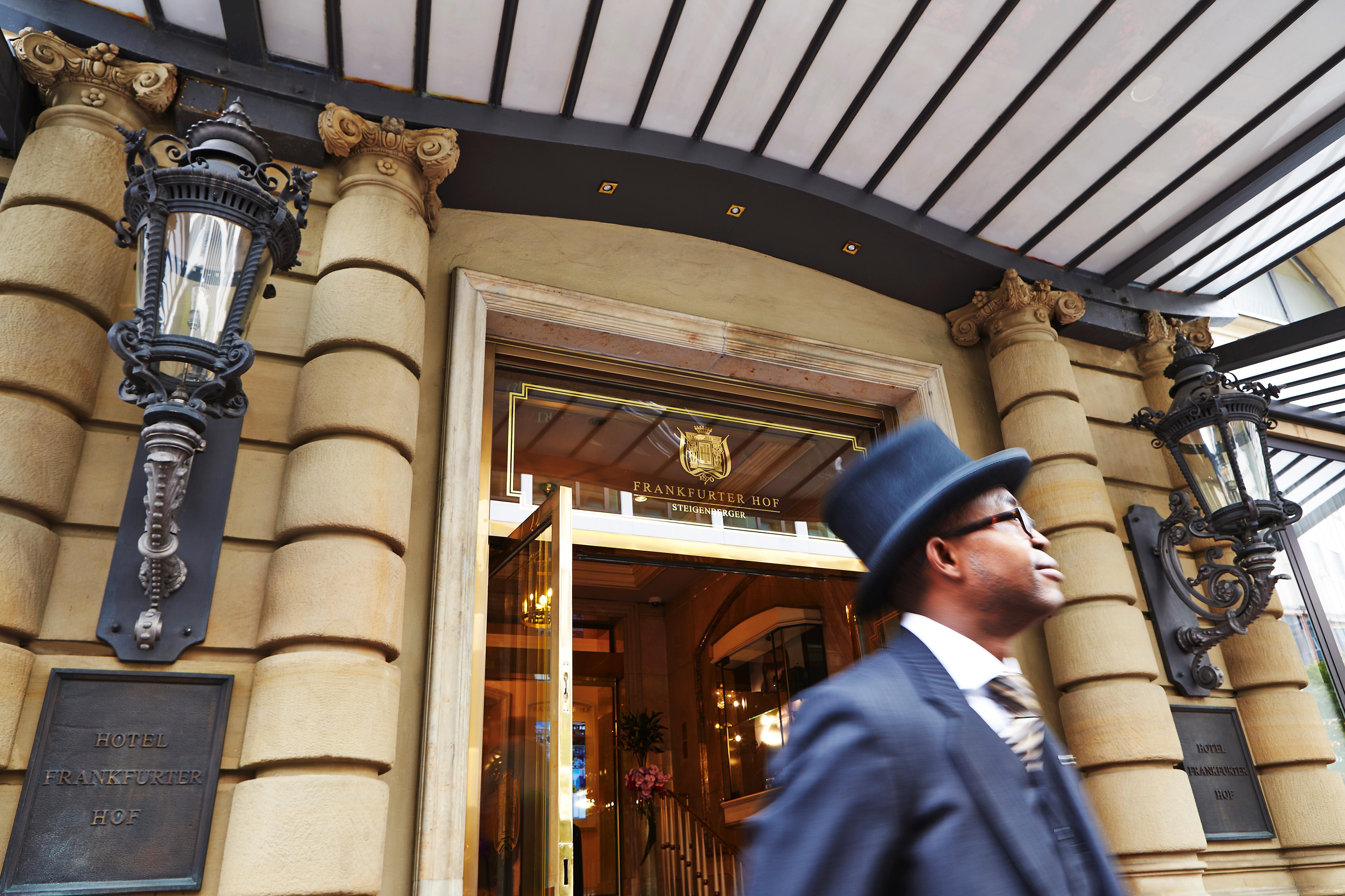 Steigenberger Icon Frankfurter Hof Hotel Frankfurt am Main Exterior foto The entrance to the hotel