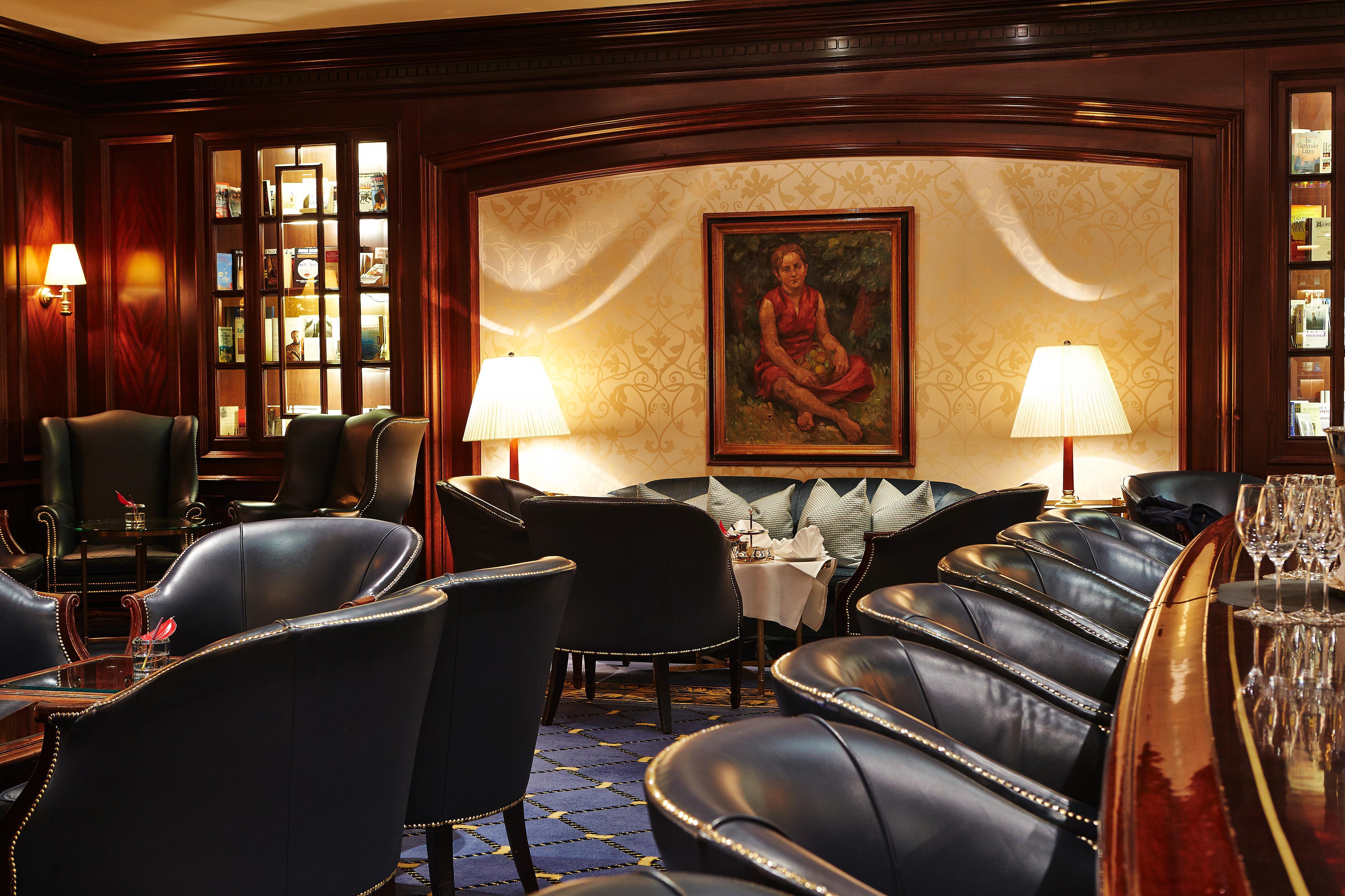 Steigenberger Icon Frankfurter Hof Hotel Frankfurt am Main Exterior foto The interior of the bar
