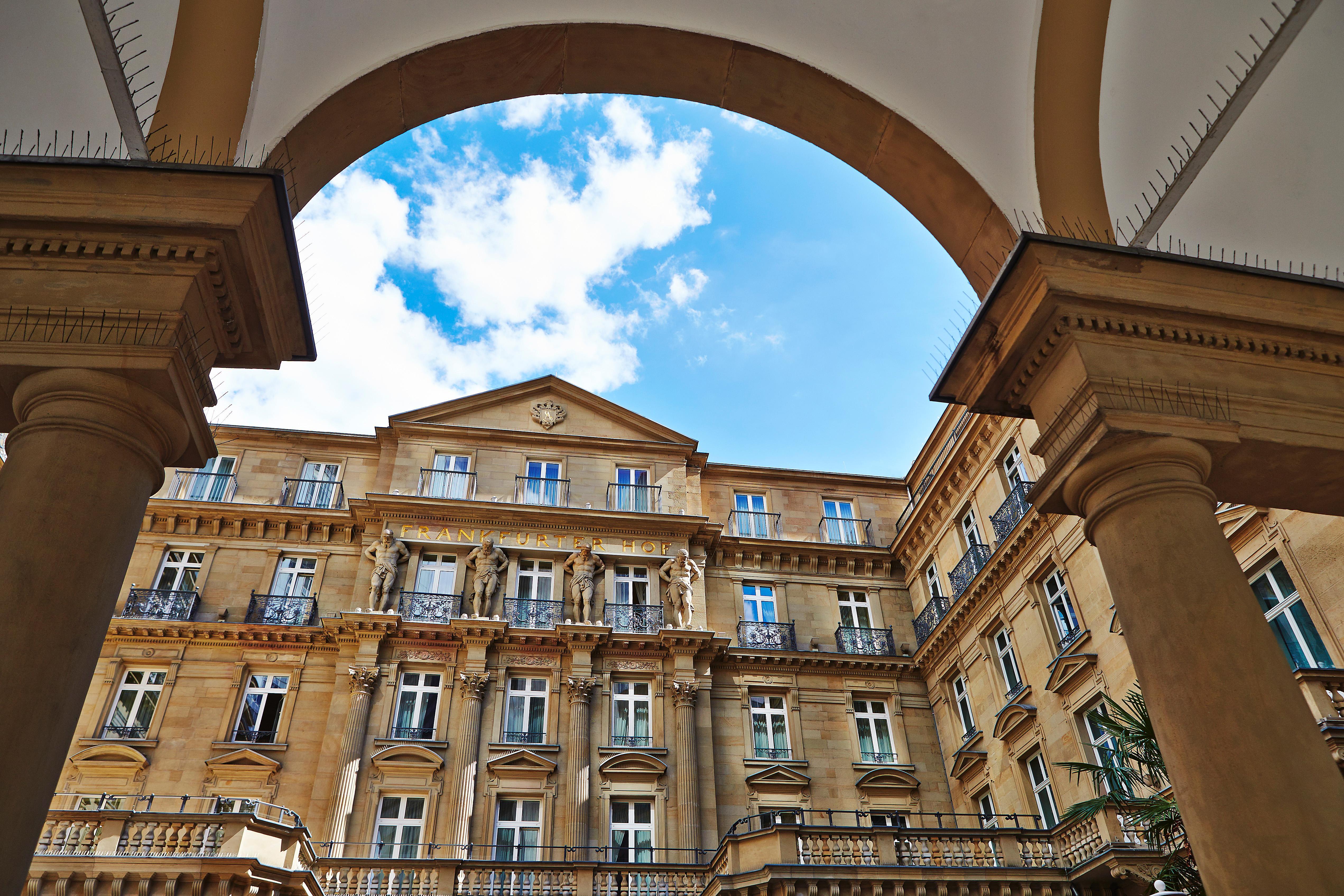 Steigenberger Icon Frankfurter Hof Hotel Frankfurt am Main Exterior foto The courtyard of the National Museum