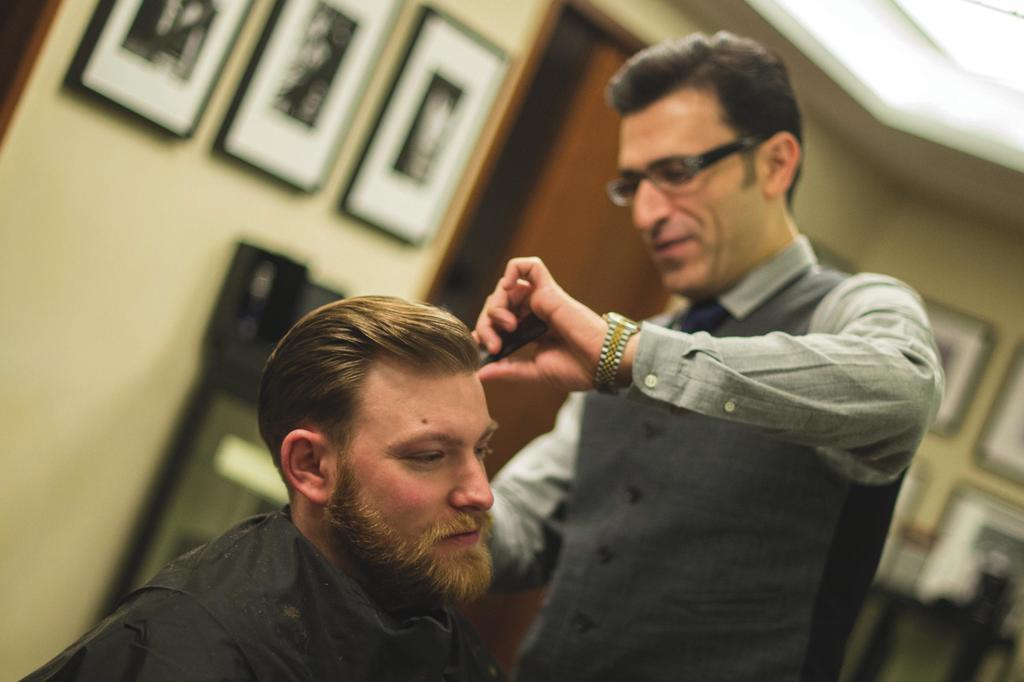 Steigenberger Icon Frankfurter Hof Hotel Frankfurt am Main Exterior foto A man receiving a haircut