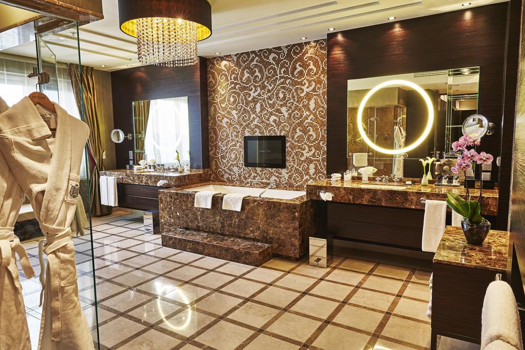 Steigenberger Icon Frankfurter Hof Hotel Frankfurt am Main Exterior foto Bathroom